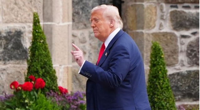 "Donald Trump speaking at a rally, with a caption about his remarks on Sadiq Khan"